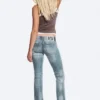 Vaqueros pitillo de talle bajo con corte acampanado Booty Bei – Azul nublado – Azul medio | Cheap Monday Gb