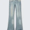 Vaqueros pitillo de talle bajo con corte acampanado Booty Bei – Azul nublado – Azul medio | Cheap Monday Gb