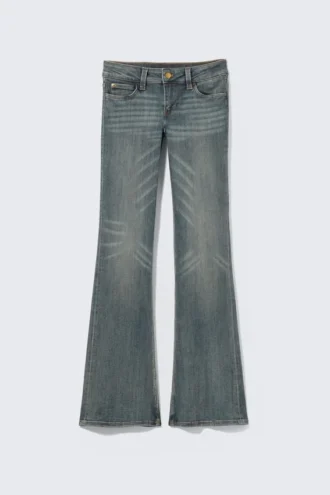 Vaqueros pitillo de talle bajo con corte acampanado Booty Bei – Puddly Blue | Cheap Monday Gb