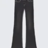 Vaqueros pitillo de talle bajo con corte acampanado Fancy Booty Bei – Estampado Polly Black – Negro | Cheap Monday Gb