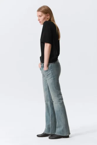 Vaqueros pitillo de talle bajo con corte acampanado – Gloria Blue – Azul medio