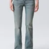 Vaqueros pitillo de talle bajo con corte acampanado – Gloria Blue – Azul medio Vaqueros pitillo de talle bajo con corte acampanado – Gloria Blue – Azul medio
