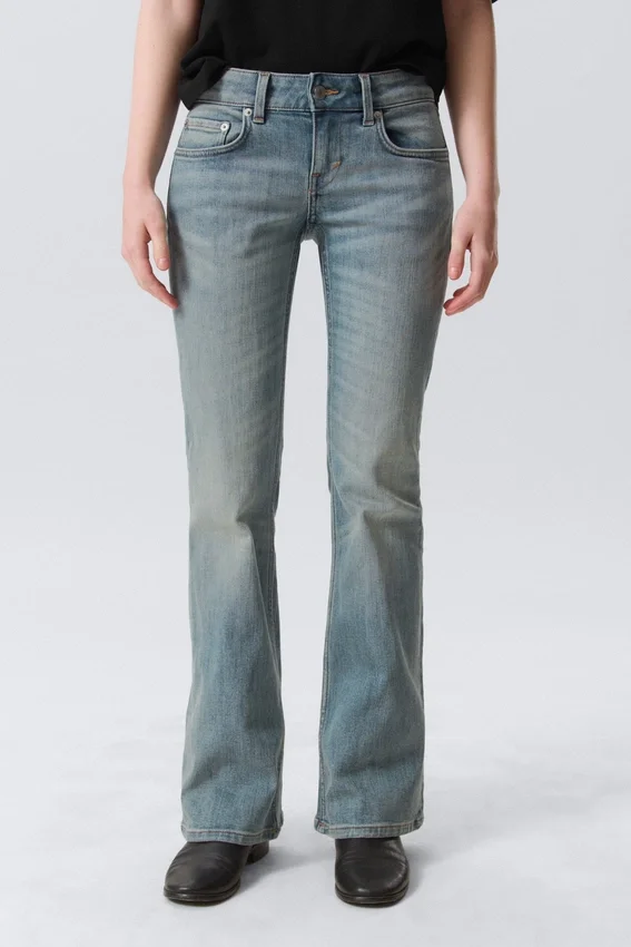 Vaqueros pitillo de talle bajo con corte acampanado – Gloria Blue – Azul medio Vaqueros pitillo de talle bajo con corte acampanado – Gloria Blue – Azul medio