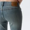 Vaqueros pitillo de talle bajo con corte acampanado – Gloria Blue – Azul medio Vaqueros pitillo de talle bajo con corte acampanado – Gloria Blue – Azul medio