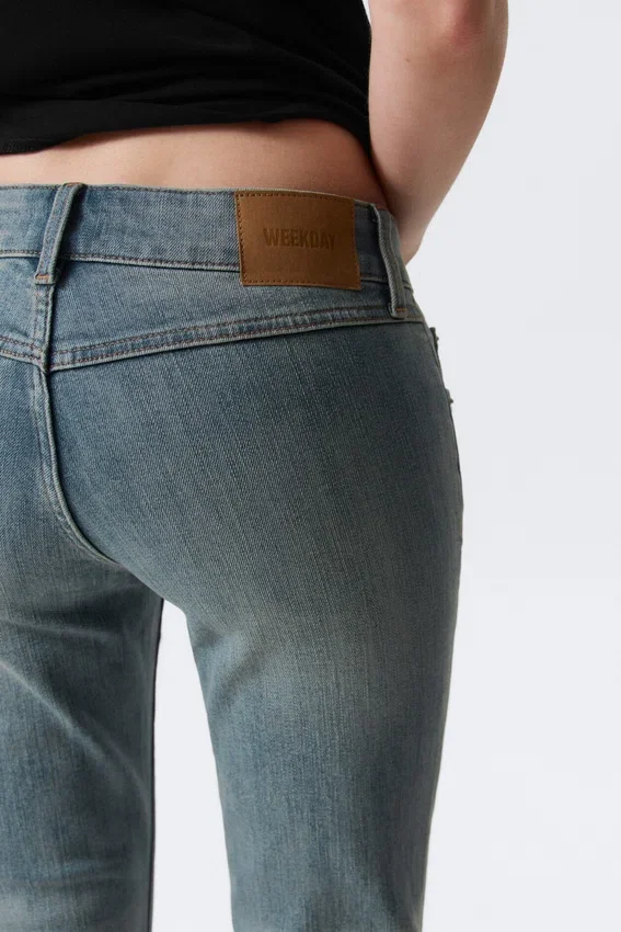 Vaqueros pitillo de talle bajo con corte acampanado – Gloria Blue – Azul medio Vaqueros pitillo de talle bajo con corte acampanado – Gloria Blue – Azul medio