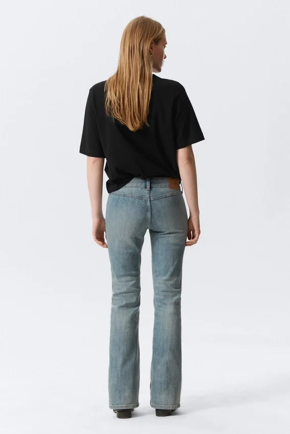 Vaqueros pitillo de talle bajo con corte acampanado – Gloria Blue – Azul medio Vaqueros pitillo de talle bajo con corte acampanado – Gloria Blue – Azul medio