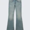Vaqueros pitillo de talle bajo con corte acampanado – Gloria Blue – Azul medio Vaqueros pitillo de talle bajo con corte acampanado – Gloria Blue – Azul medio