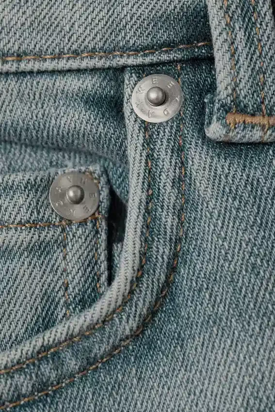 Vaqueros pitillo de talle bajo con corte acampanado – Gloria Blue – Azul medio Vaqueros pitillo de talle bajo con corte acampanado – Gloria Blue – Azul medio
