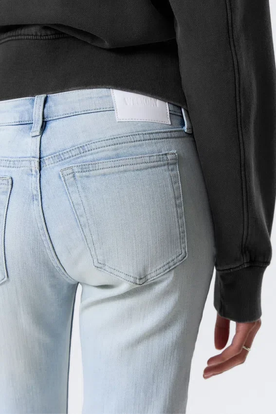 Vaqueros pitillo de talle bajo con corte acampanado Luna – Azul fluido – Azul claro Vaqueros pitillo de talle bajo con corte acampanado Luna – Azul fluido – Azul claro