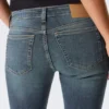 Vaqueros pitillo de talle bajo con corte acampanado Luna – Azul Hymn – Azul medio Vaqueros pitillo de talle bajo con corte acampanado Luna – Azul Hymn – Azul medio