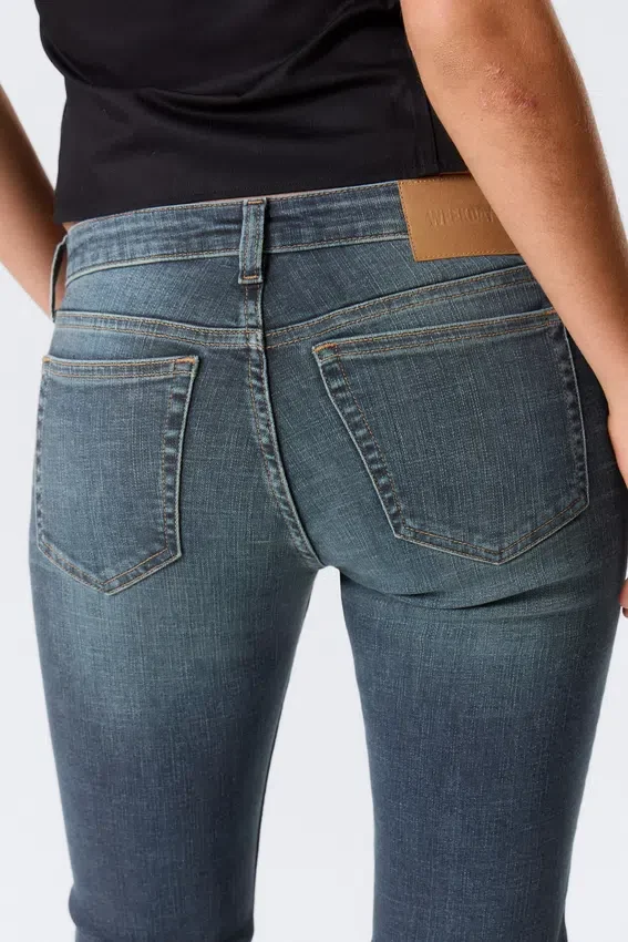 Vaqueros pitillo de talle bajo con corte acampanado Luna – Azul Hymn – Azul medio Vaqueros pitillo de talle bajo con corte acampanado Luna – Azul Hymn – Azul medio