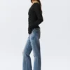 Vaqueros pitillo de talle bajo con corte acampanado y efecto desgastado – Blue Horses – Azul medio Vaqueros pitillo de talle bajo con corte acampanado y efecto desgastado – Blue Horses – Azul medio
