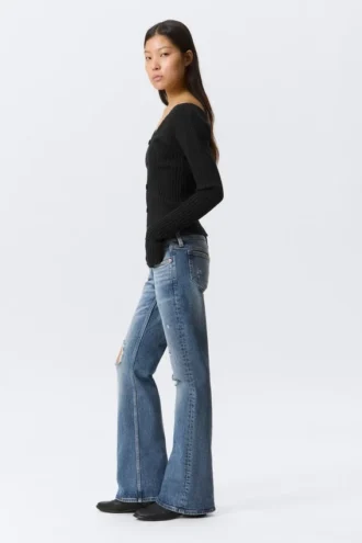 Vaqueros pitillo de talle bajo con corte acampanado y efecto desgastado – Blue Horses – Azul medio