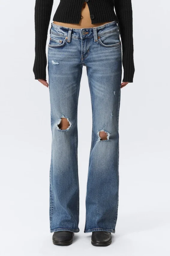 Vaqueros pitillo de talle bajo con corte acampanado y efecto desgastado – Blue Horses – Azul medio Vaqueros pitillo de talle bajo con corte acampanado y efecto desgastado – Blue Horses – Azul medio