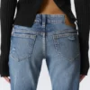 Vaqueros pitillo de talle bajo con corte acampanado y efecto desgastado – Blue Horses – Azul medio Vaqueros pitillo de talle bajo con corte acampanado y efecto desgastado – Blue Horses – Azul medio