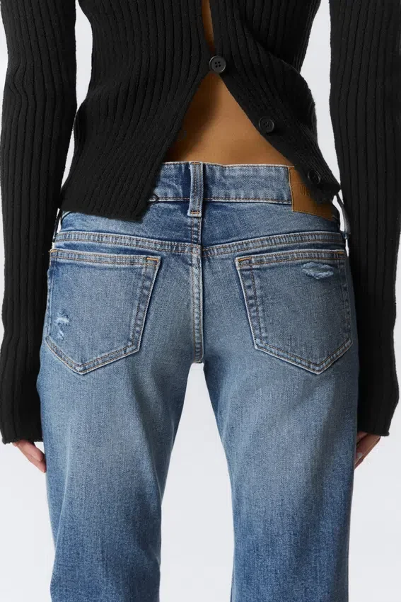 Vaqueros pitillo de talle bajo con corte acampanado y efecto desgastado – Blue Horses – Azul medio Vaqueros pitillo de talle bajo con corte acampanado y efecto desgastado – Blue Horses – Azul medio