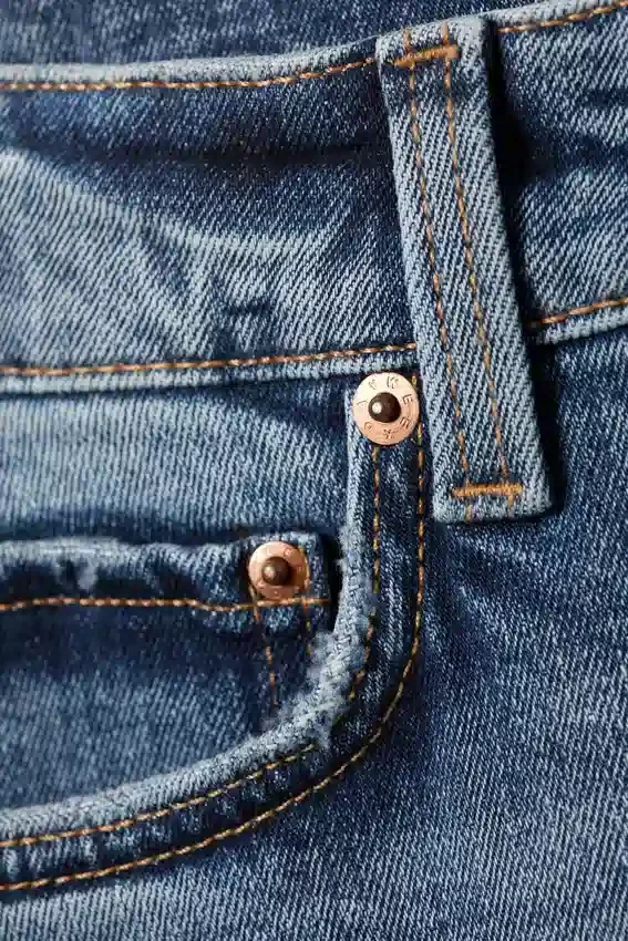 Vaqueros pitillo de talle bajo con corte acampanado y efecto desgastado – Blue Horses – Azul medio Vaqueros pitillo de talle bajo con corte acampanado y efecto desgastado – Blue Horses – Azul medio