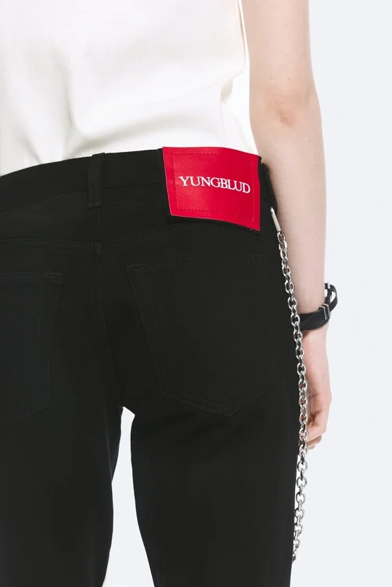 Vaqueros rectos ajustados de talle bajo Yungblud – Negro Vaqueros rectos ajustados de talle bajo Yungblud – Negro