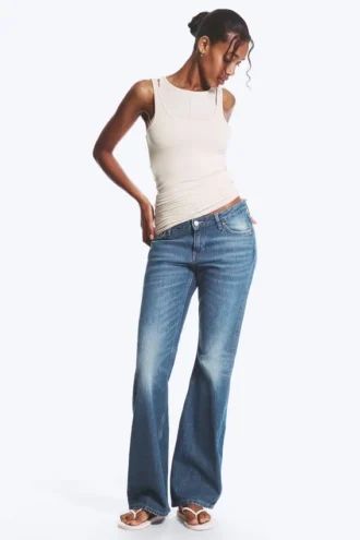 Vaqueros slim de talle bajo con corte acampanado Nova – Mine Blue – Azul medio Vaqueros slim de talle bajo con corte acampanado Nova – Mine Blue – Azul medio