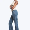 Vaqueros slim de talle bajo con corte acampanado Nova – Mine Blue – Azul medio Vaqueros slim de talle bajo con corte acampanado Nova – Mine Blue – Azul medio