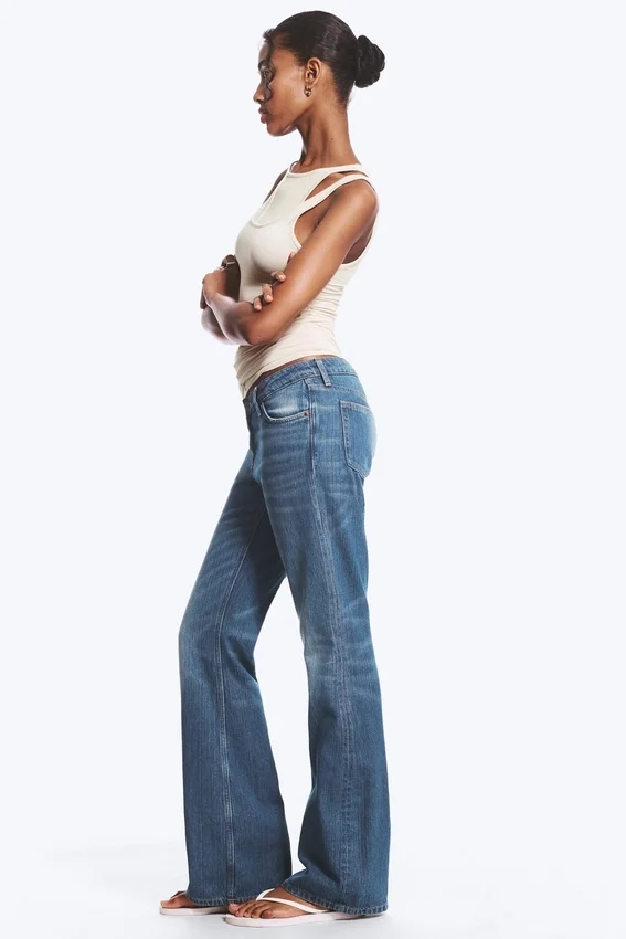 Vaqueros slim de talle bajo con corte acampanado Nova – Mine Blue – Azul medio Vaqueros slim de talle bajo con corte acampanado Nova – Mine Blue – Azul medio