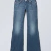 Vaqueros slim de talle bajo con corte acampanado Nova – Mine Blue – Azul medio Vaqueros slim de talle bajo con corte acampanado Nova – Mine Blue – Azul medio