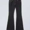 Vaqueros slim de talle bajo y corte acampanado – Lavado negro – Negro