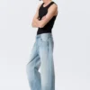 Vaqueros unisex Nebula de talle medio y corte holgado tipo Barrel – Kimberley Blue – Azul claro Vaqueros unisex Nebula de talle medio y corte holgado tipo Barrel – Kimberley Blue – Azul claro