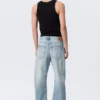 Vaqueros unisex Nebula de talle medio y corte holgado tipo Barrel – Kimberley Blue – Azul claro Vaqueros unisex Nebula de talle medio y corte holgado tipo Barrel – Kimberley Blue – Azul claro