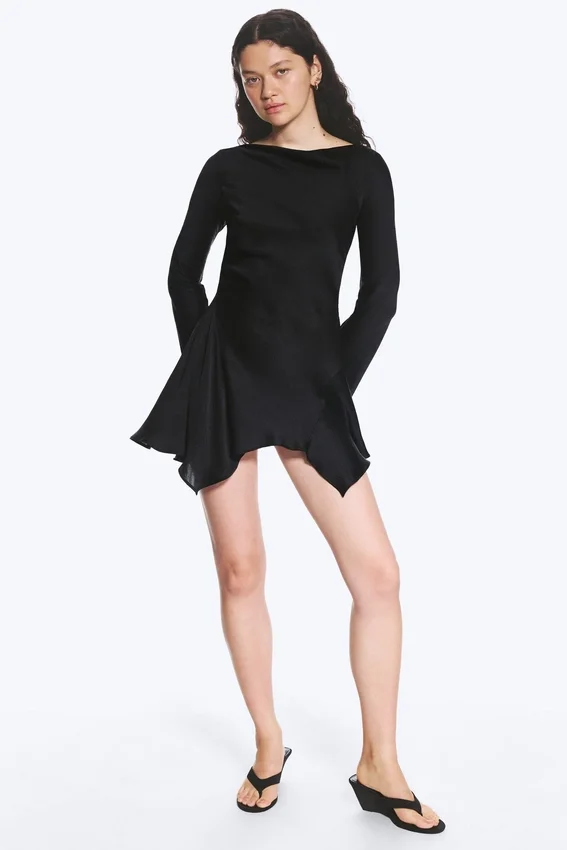 Vestido asimétrico de manga larga en satén – Negro Vestido asimétrico de manga larga en satén – Negro