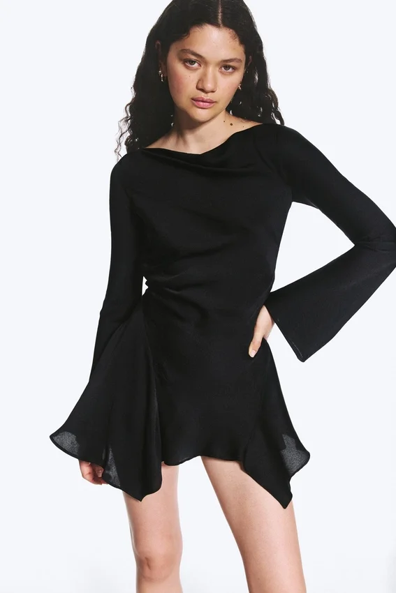 Vestido asimétrico de manga larga en satén – Negro Vestido asimétrico de manga larga en satén – Negro