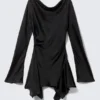 Vestido asimétrico de manga larga en satén – Negro Vestido asimétrico de manga larga en satén – Negro