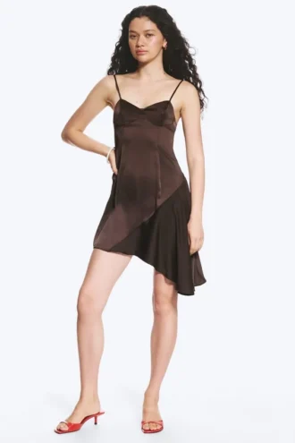 Vestido asimétrico de satén – Marrón oscuro
