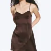 Vestido asimétrico de satén – Marrón oscuro Vestido asimétrico de satén – Marrón oscuro