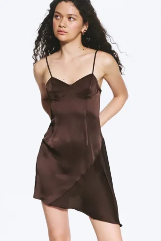 Vestido asimétrico de satén – Marrón oscuro