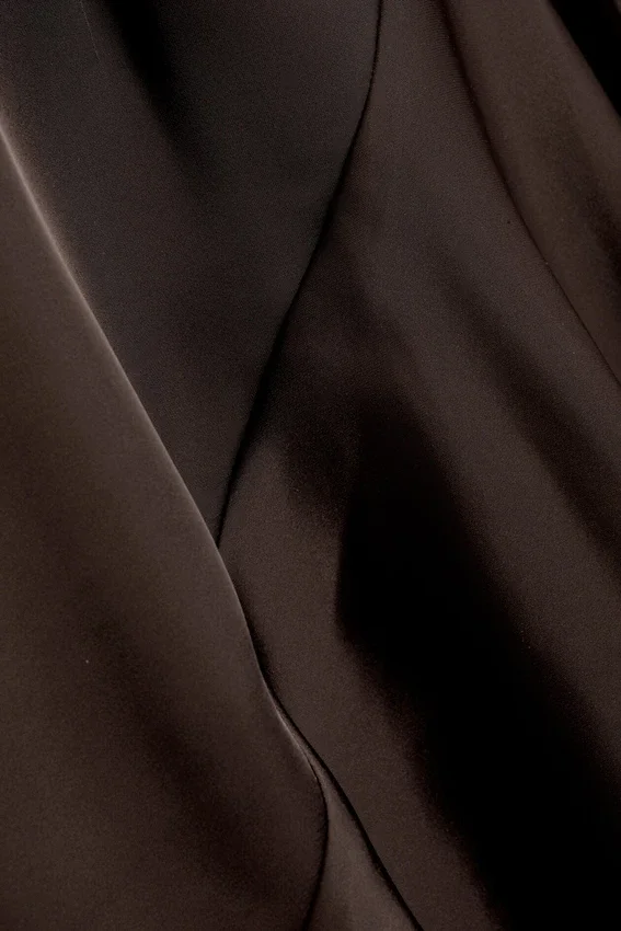 Vestido asimétrico de satén – Marrón oscuro Vestido asimétrico de satén – Marrón oscuro