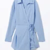 Vestido camisero cruzado de manga larga – Rayas finas azul claro Vestido camisero cruzado de manga larga – Rayas finas azul claro
