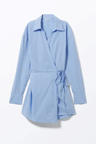 Vestido camisero cruzado de manga larga – Rayas finas azul claro