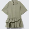 Vestido camisero mini oversize con volantes – Verde caqui Vestido camisero mini oversize con volantes – Verde caqui