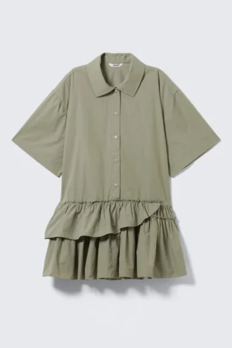 Vestido camisero mini oversize con volantes – Verde caqui