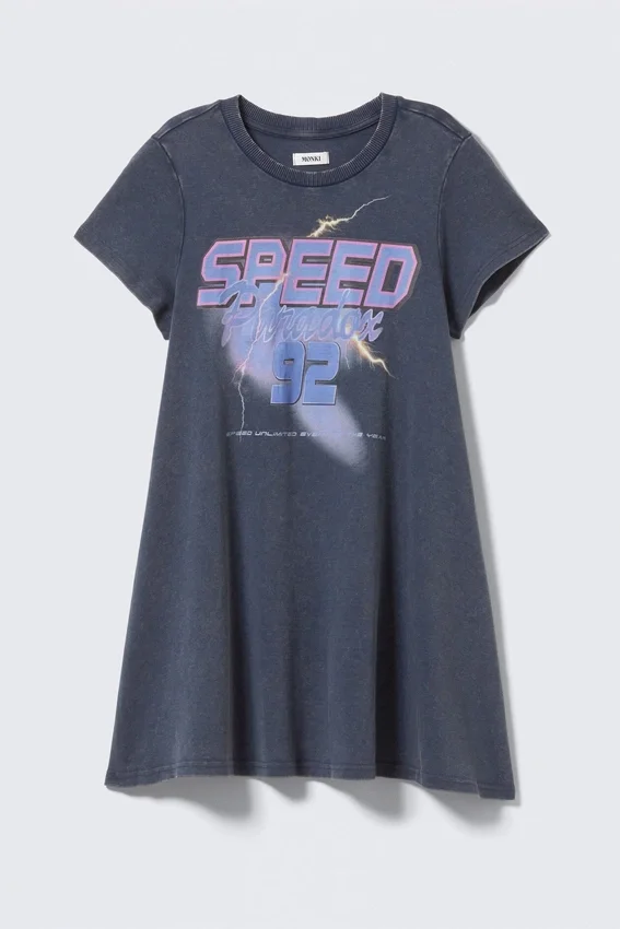 Vestido camiseta de manga corta con corte en A – Azul lavado – Speed Paradox Vestido camiseta de manga corta con corte en A – Azul lavado – Speed Paradox