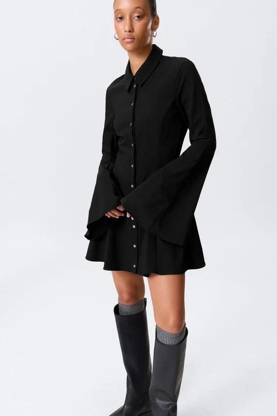 Vestido de camisa mini ajustado y acampanado – Negro Vestido de camisa mini ajustado y acampanado – Negro