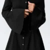 Vestido de camisa mini ajustado y acampanado – Negro Vestido de camisa mini ajustado y acampanado – Negro