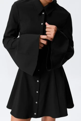 Vestido de camisa mini ajustado y acampanado – Negro