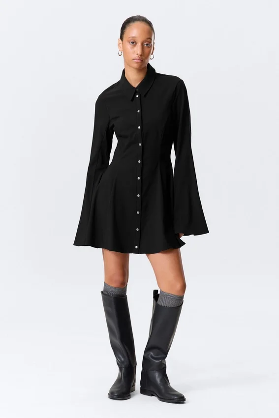 Vestido de camisa mini ajustado y acampanado – Negro Vestido de camisa mini ajustado y acampanado – Negro