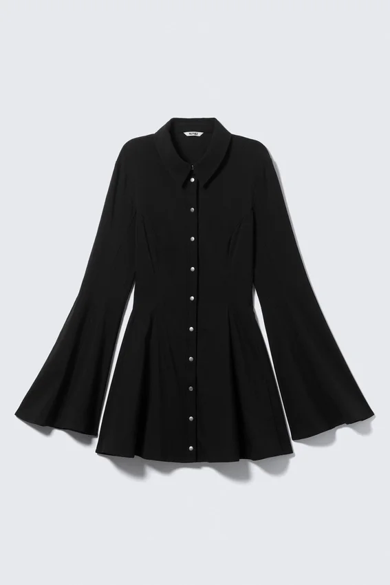 Vestido de camisa mini ajustado y acampanado – Negro Vestido de camisa mini ajustado y acampanado – Negro