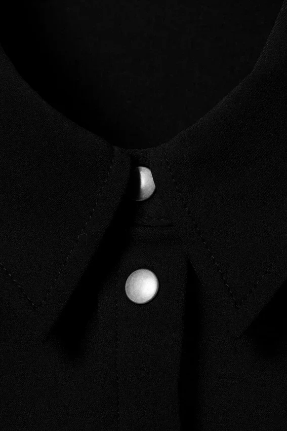 Vestido de camisa mini ajustado y acampanado – Negro Vestido de camisa mini ajustado y acampanado – Negro