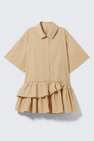 Vestido de camisa mini oversize con volantes – Beige