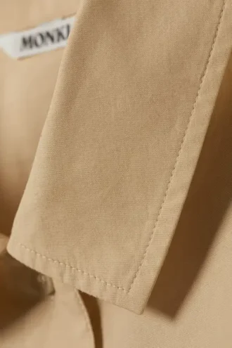 Vestido de camisa mini oversize con volantes – Beige