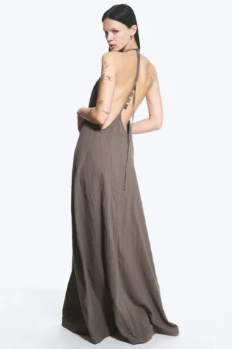 Vestido de corte A con cuello vuelto – Dark Mole